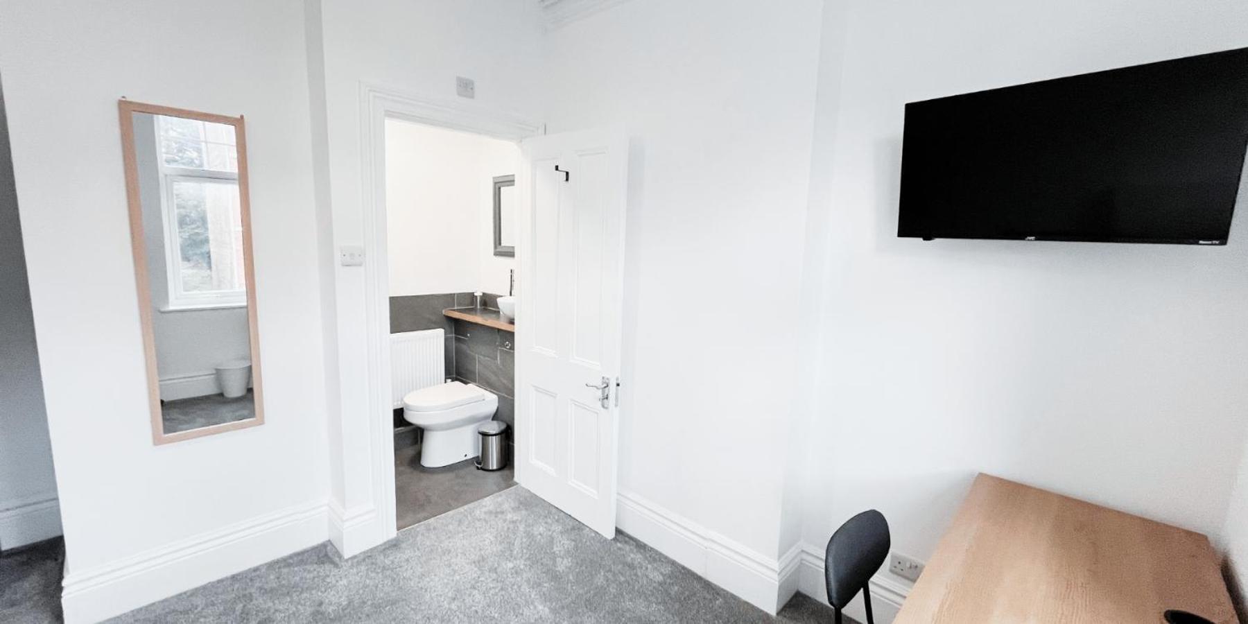Spacious In Modern House Near * Nottingham