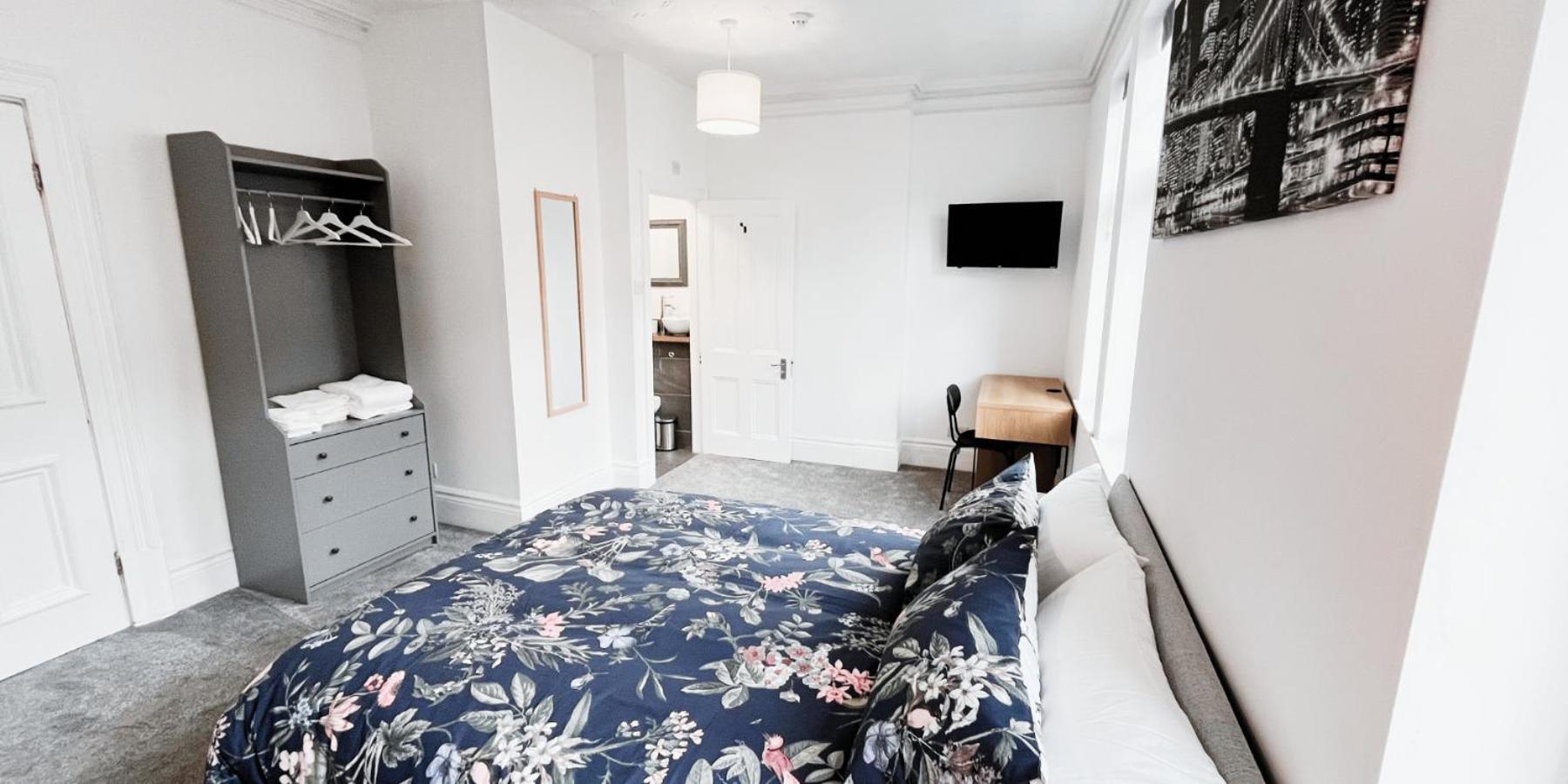 Spacious In Modern House Near * Nottingham