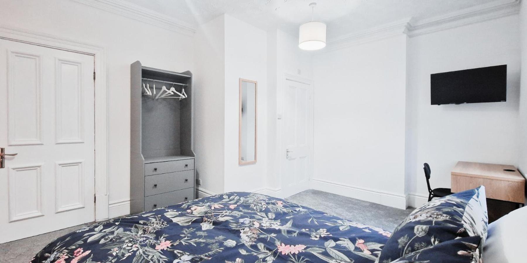 Spacious In Modern House Near Apartment Nottingham