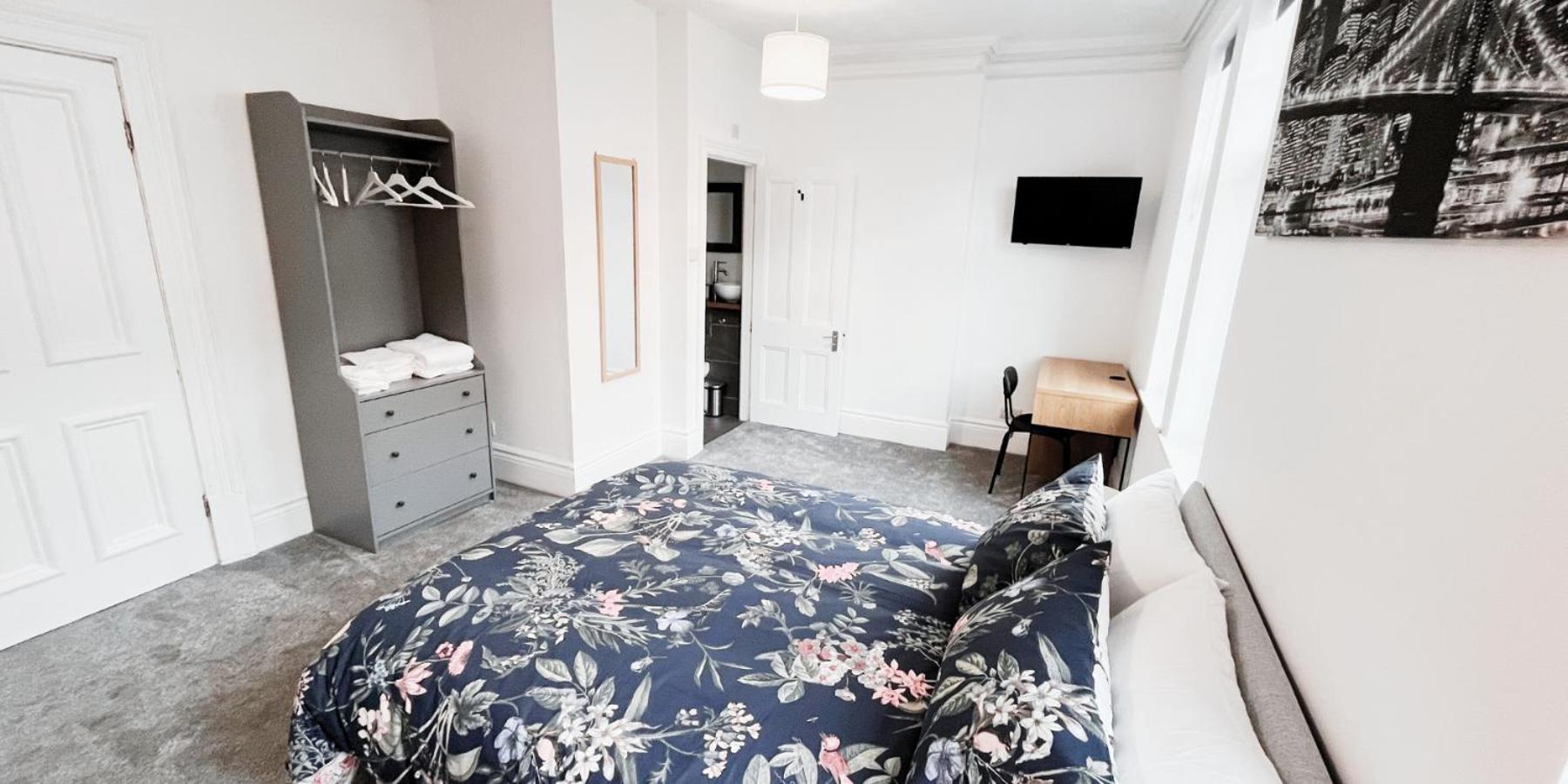Spacious In Modern House Near * Nottingham