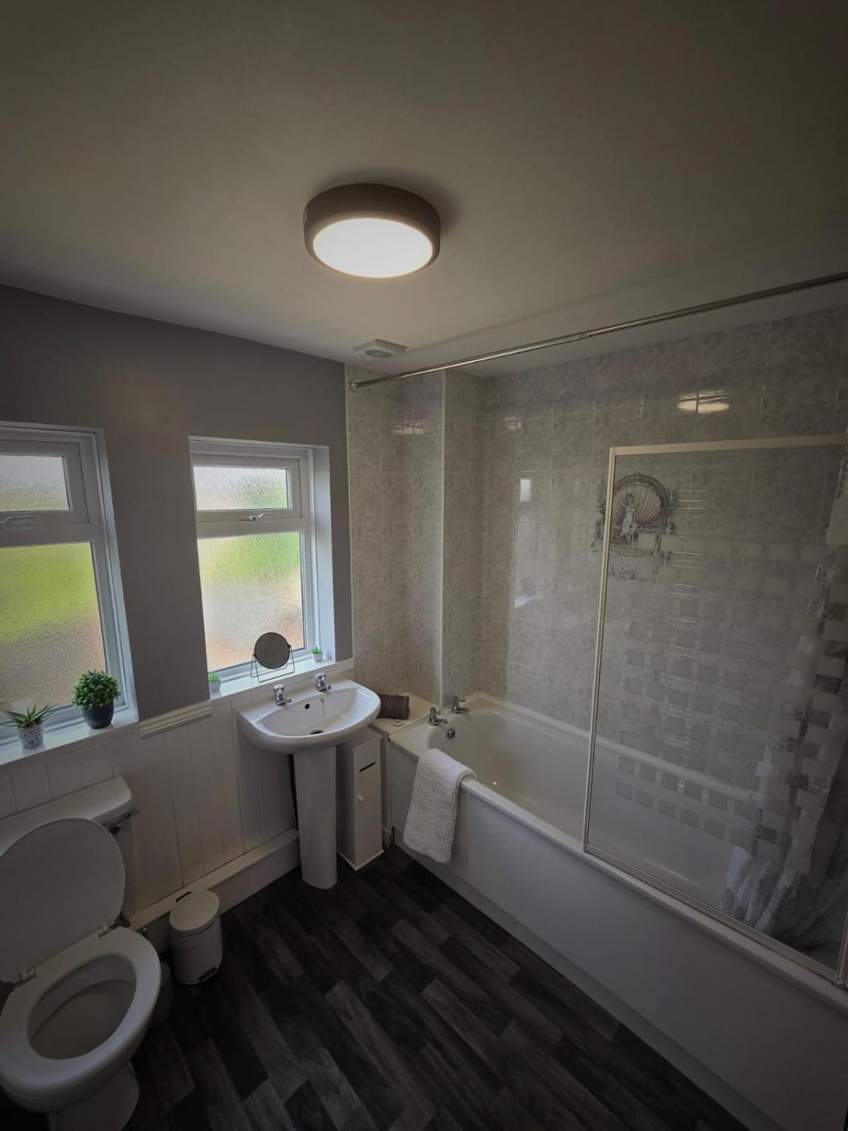 Comfy, 3 Bedroom House, Ng5, Free Parking *
