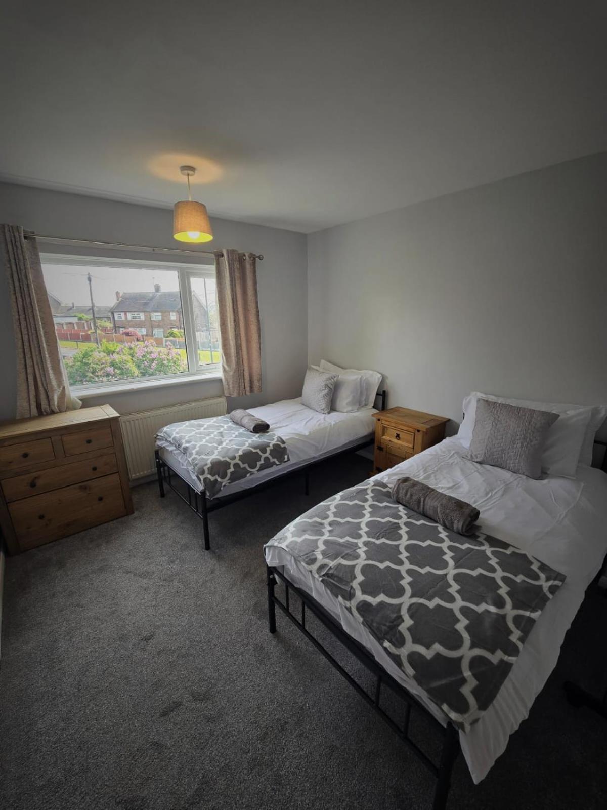 Comfy, 3 Bedroom House, Ng5, Free Parking Holiday home *