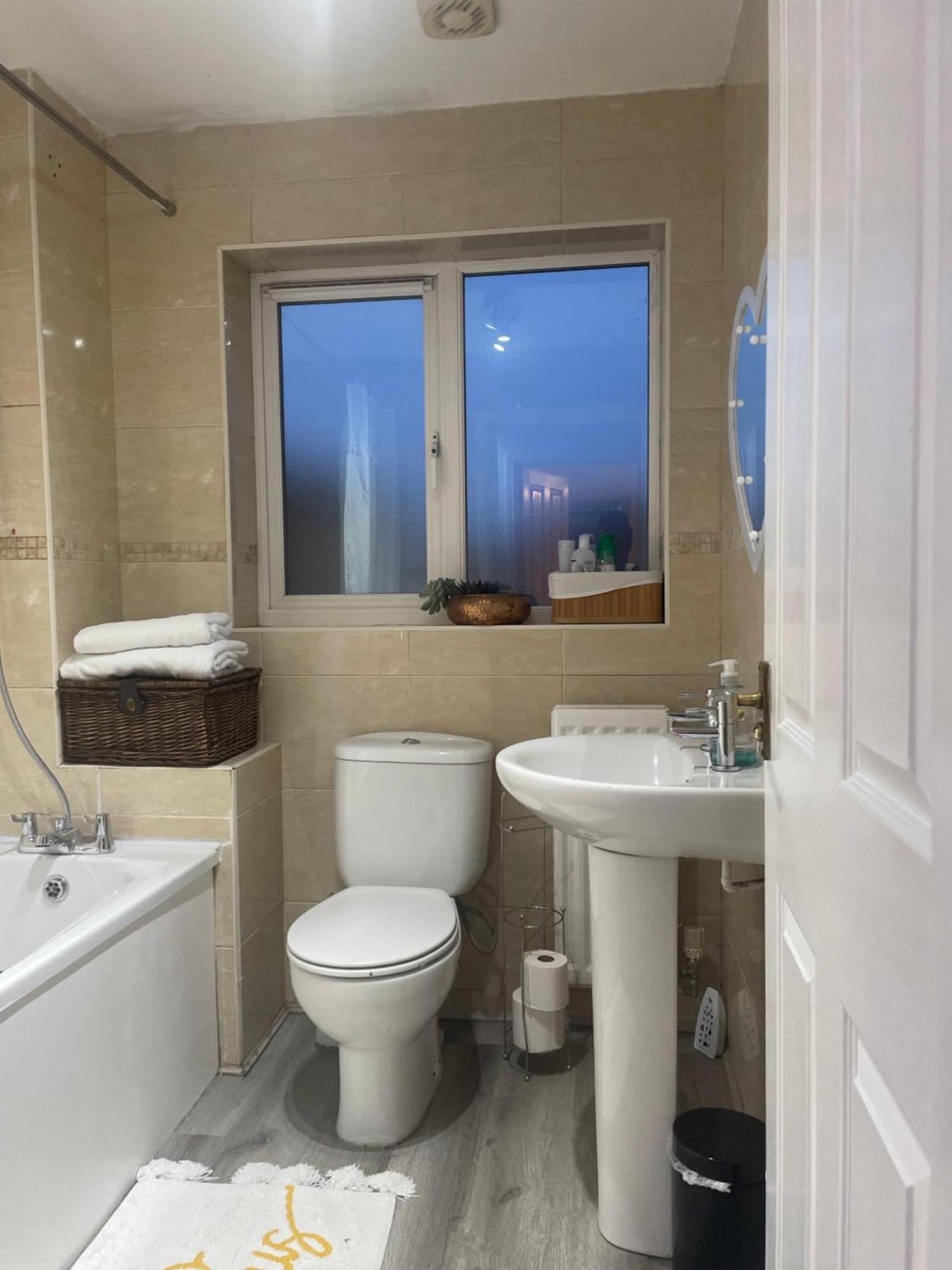 Only- Option Of The Entire House If Available - Private Property In Quiet Estate Nottingham