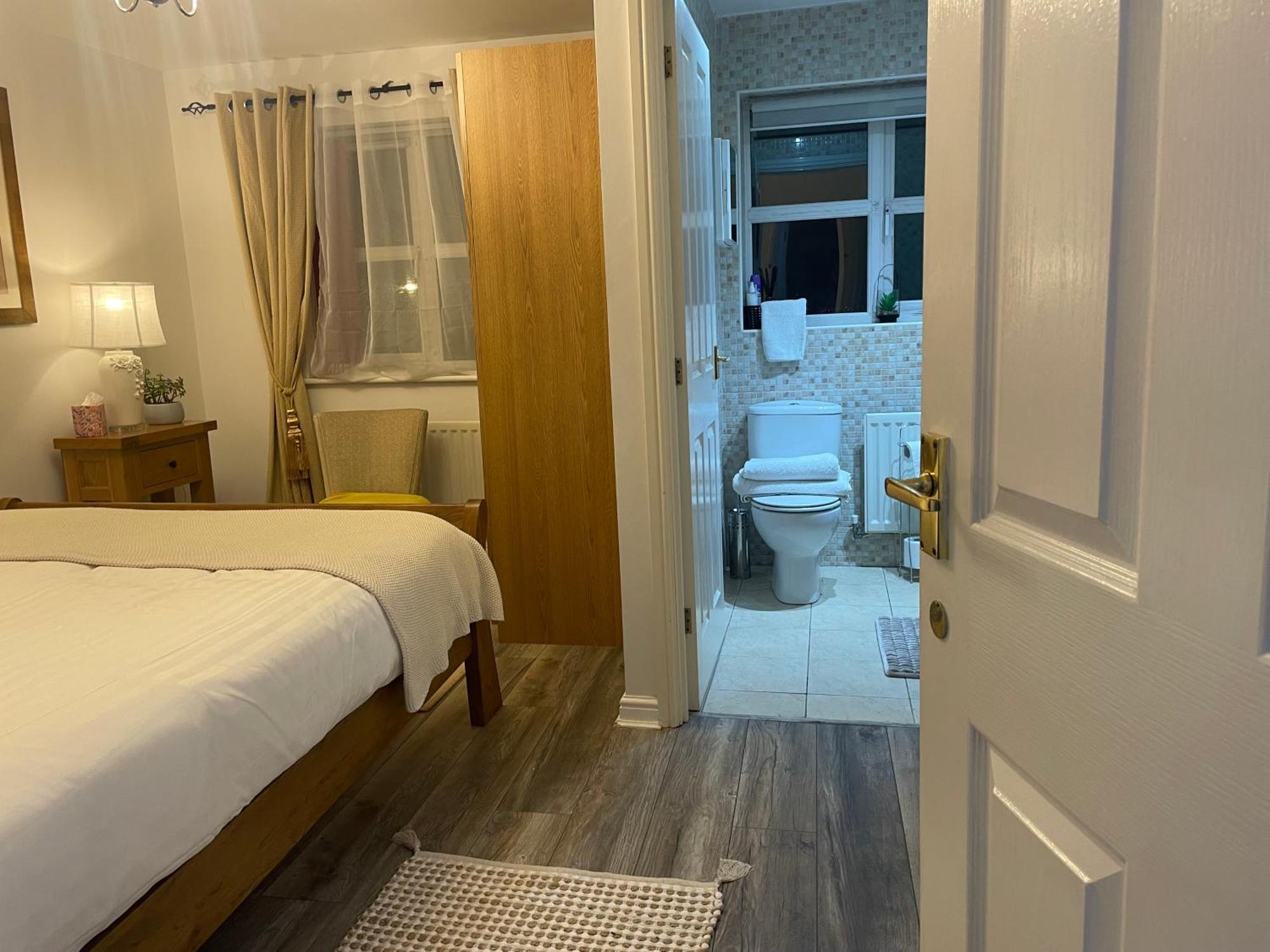 Only- Option Of The Entire House If Available - Private Property In Quiet Estate Guest house Nottingham