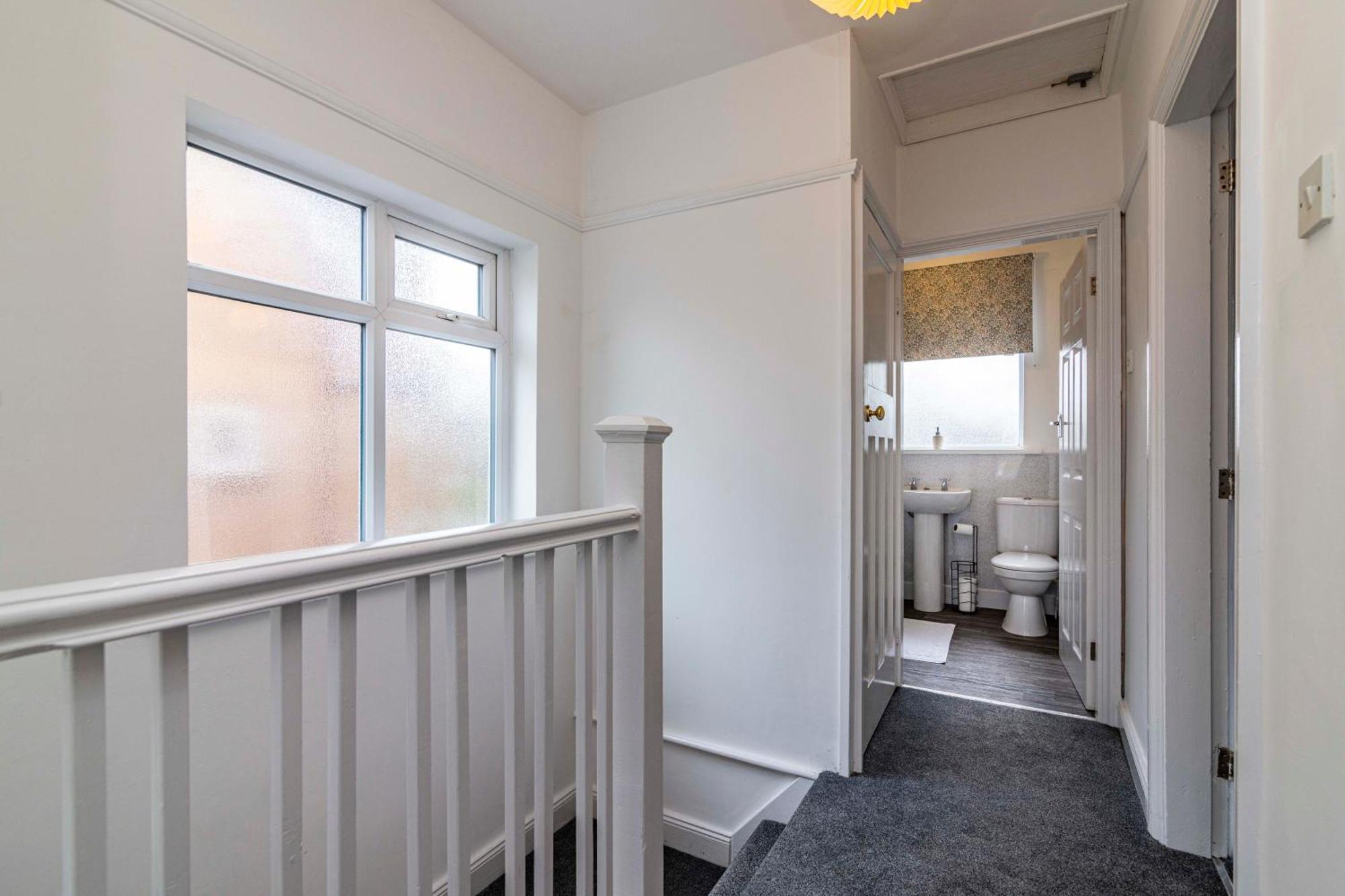 Lovely 4bdr Home- Off Street Parking Sleeps 7