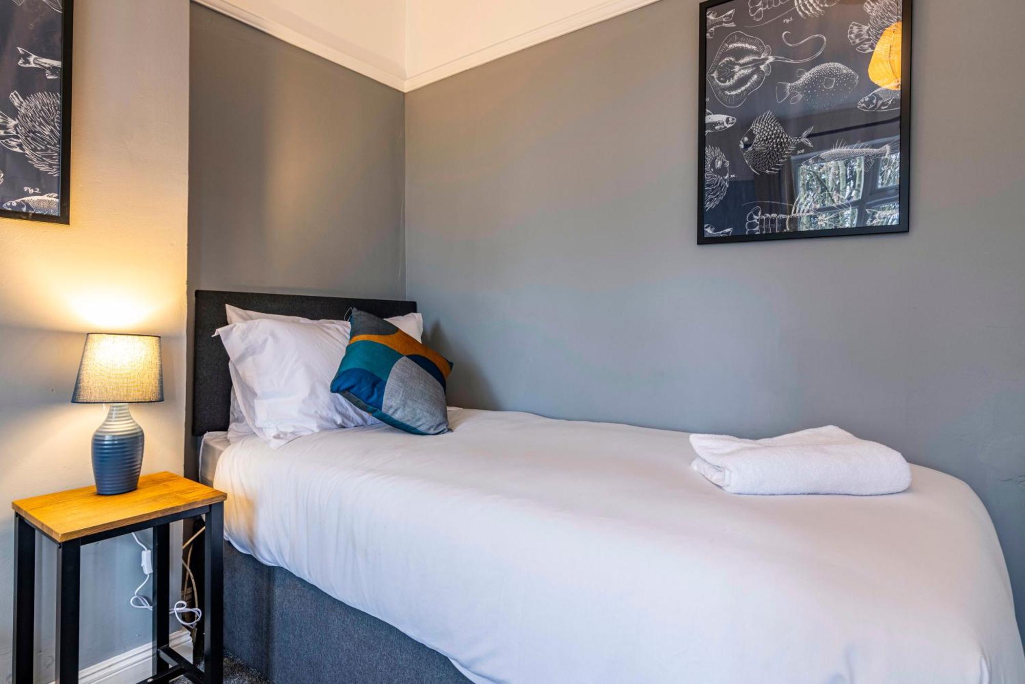 Lovely 4bdr Home- Off Street Parking Sleeps 7 Pousada *