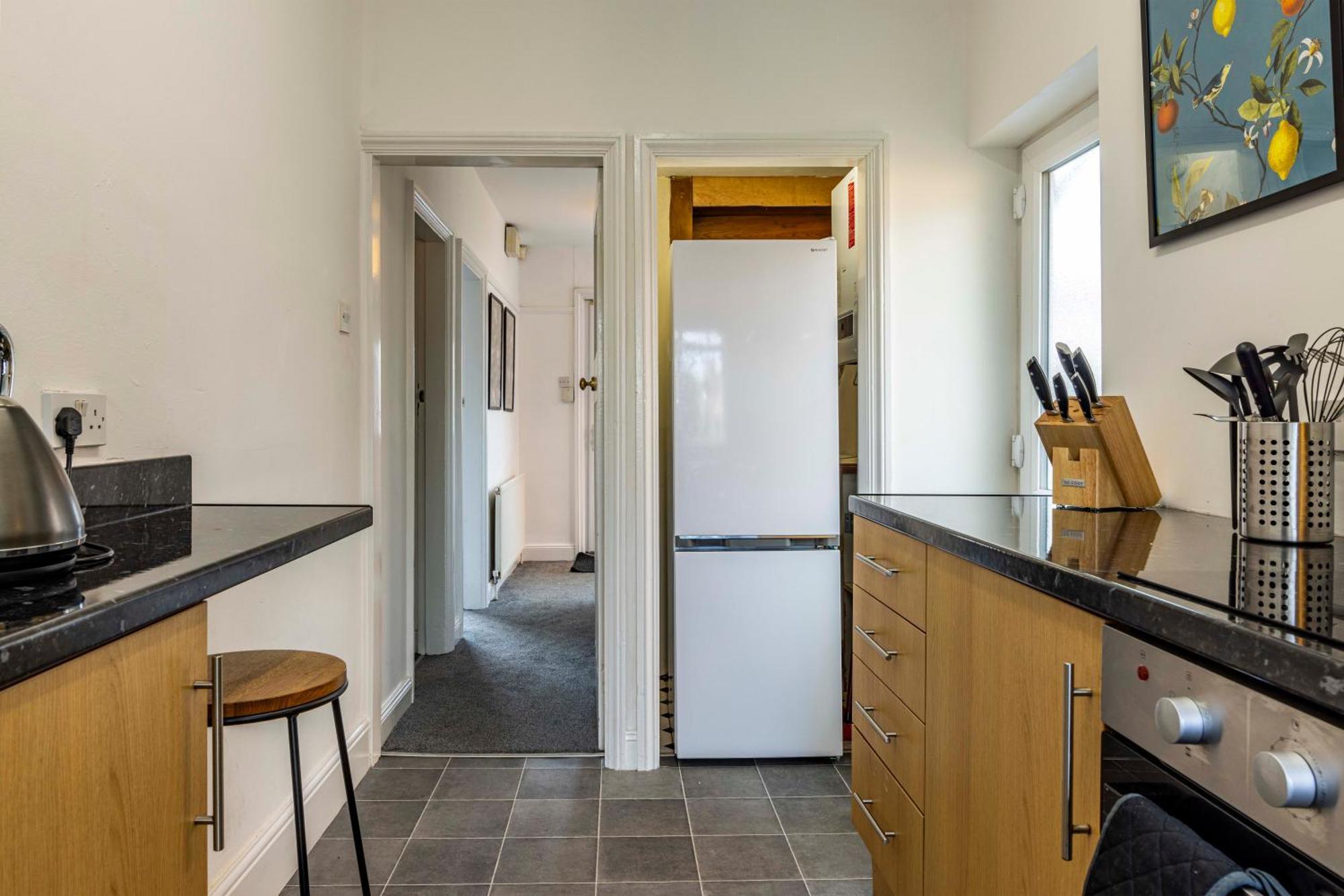Lovely 4bdr Home- Off Street Parking Sleeps 7 *