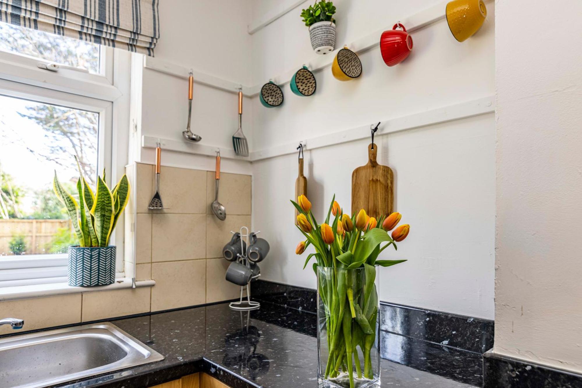 Lovely 4bdr Home- Off Street Parking Sleeps 7