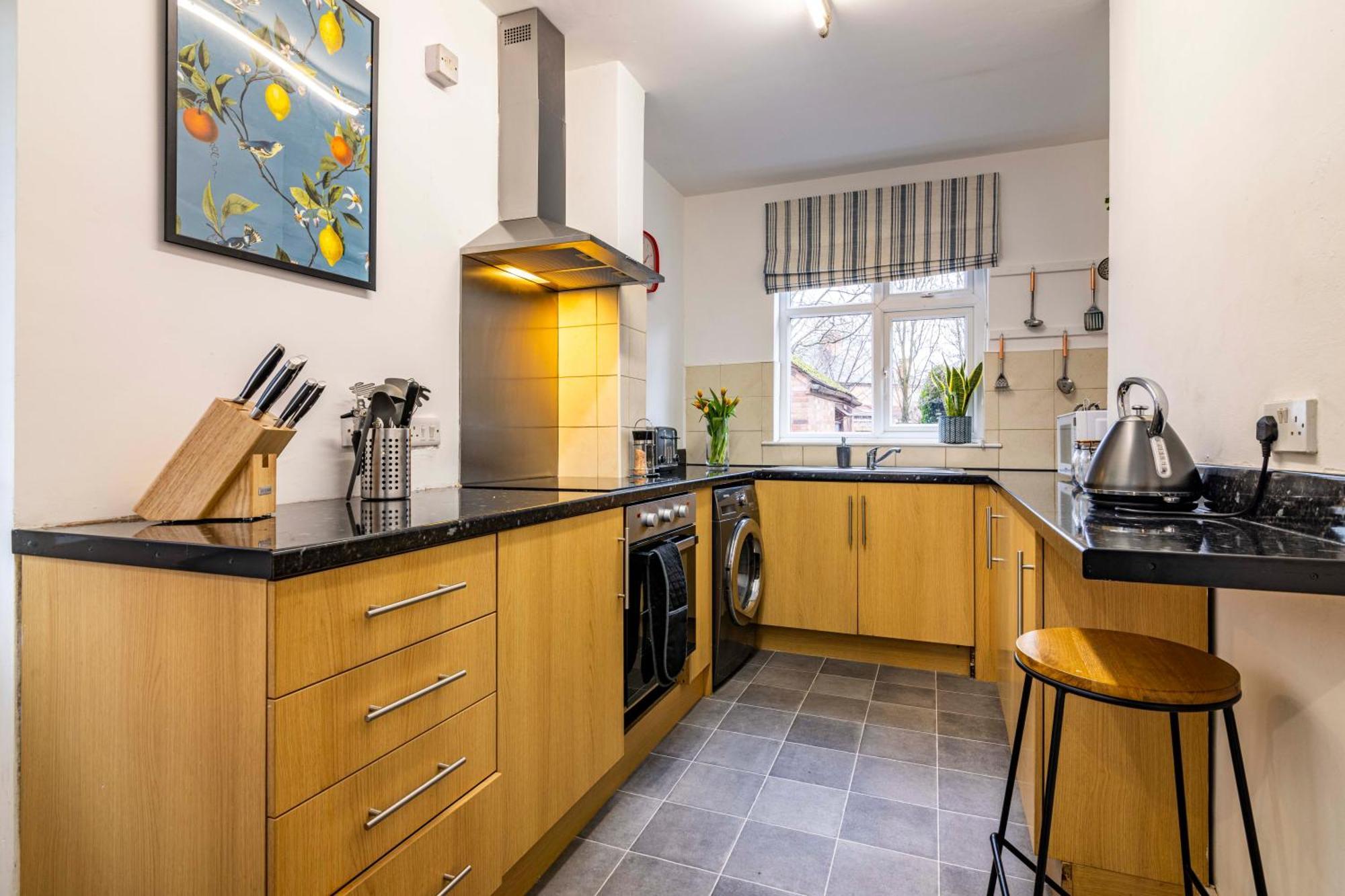 Lovely 4bdr Home- Off Street Parking Sleeps 7 Pousada *