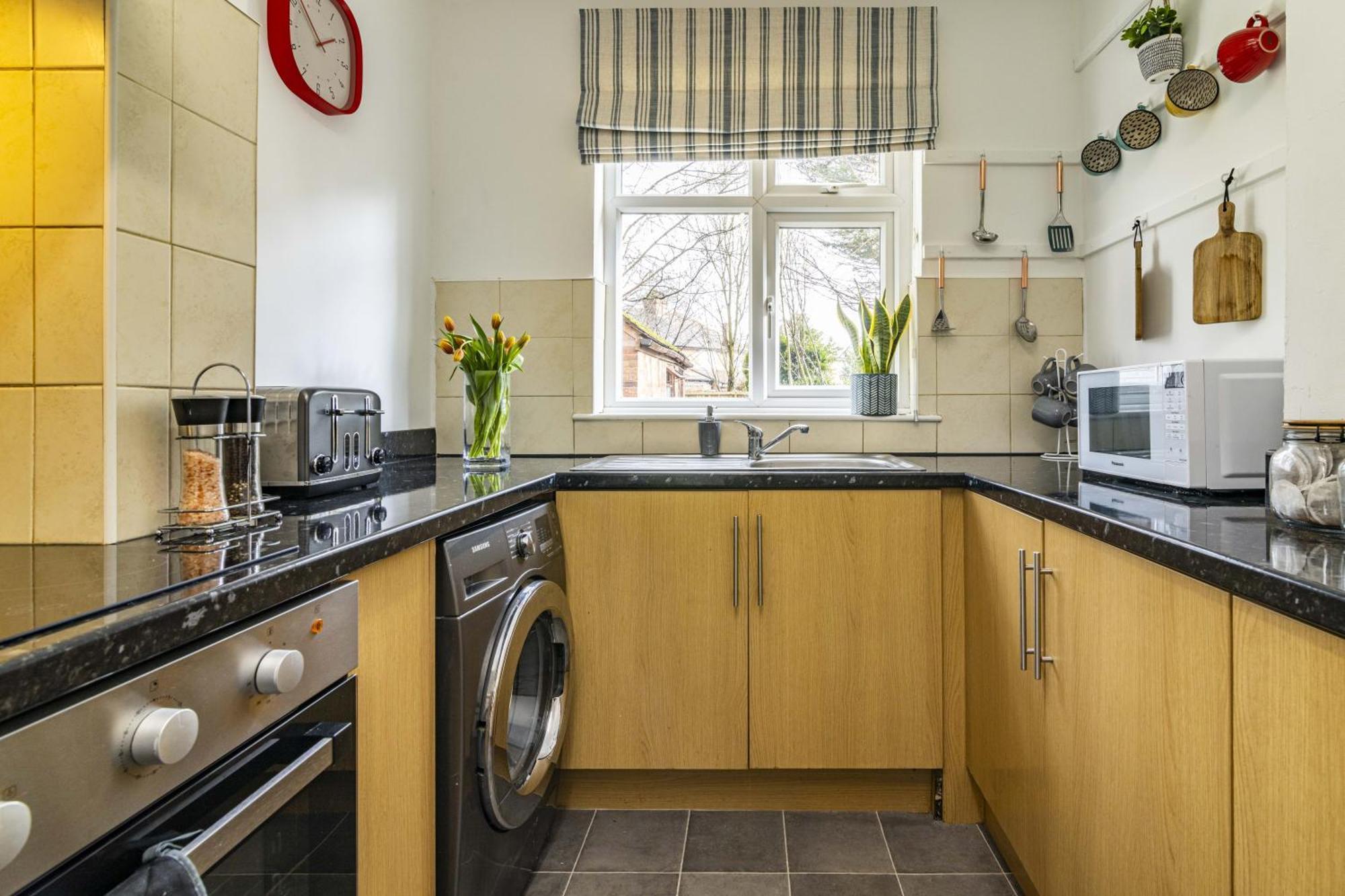 Lovely 4bdr Home- Off Street Parking Sleeps 7 *