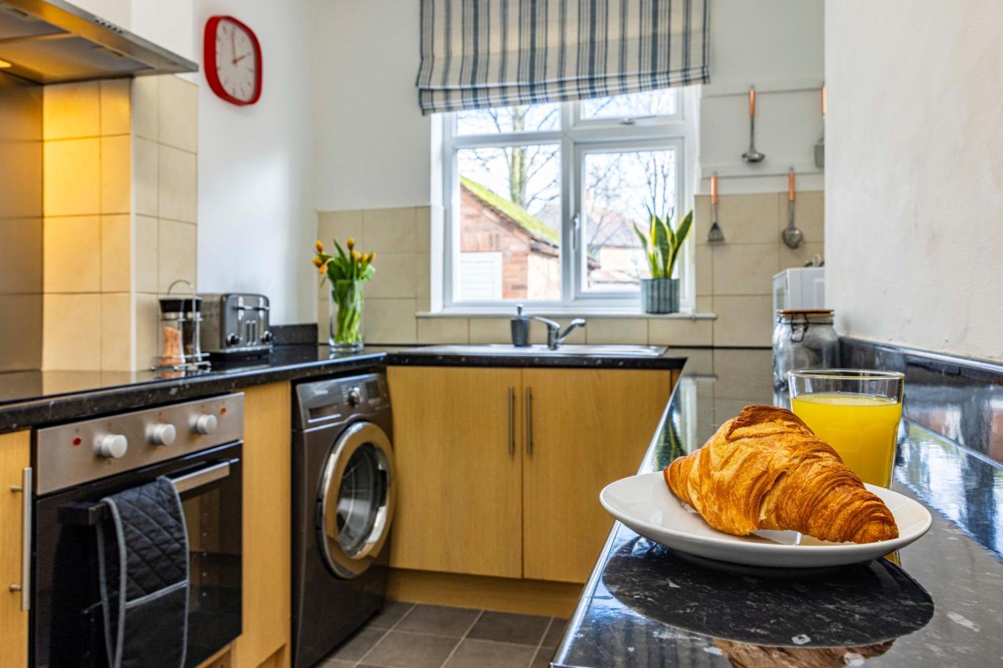 Lovely 4bdr Home- Off Street Parking Sleeps 7 Pousada *