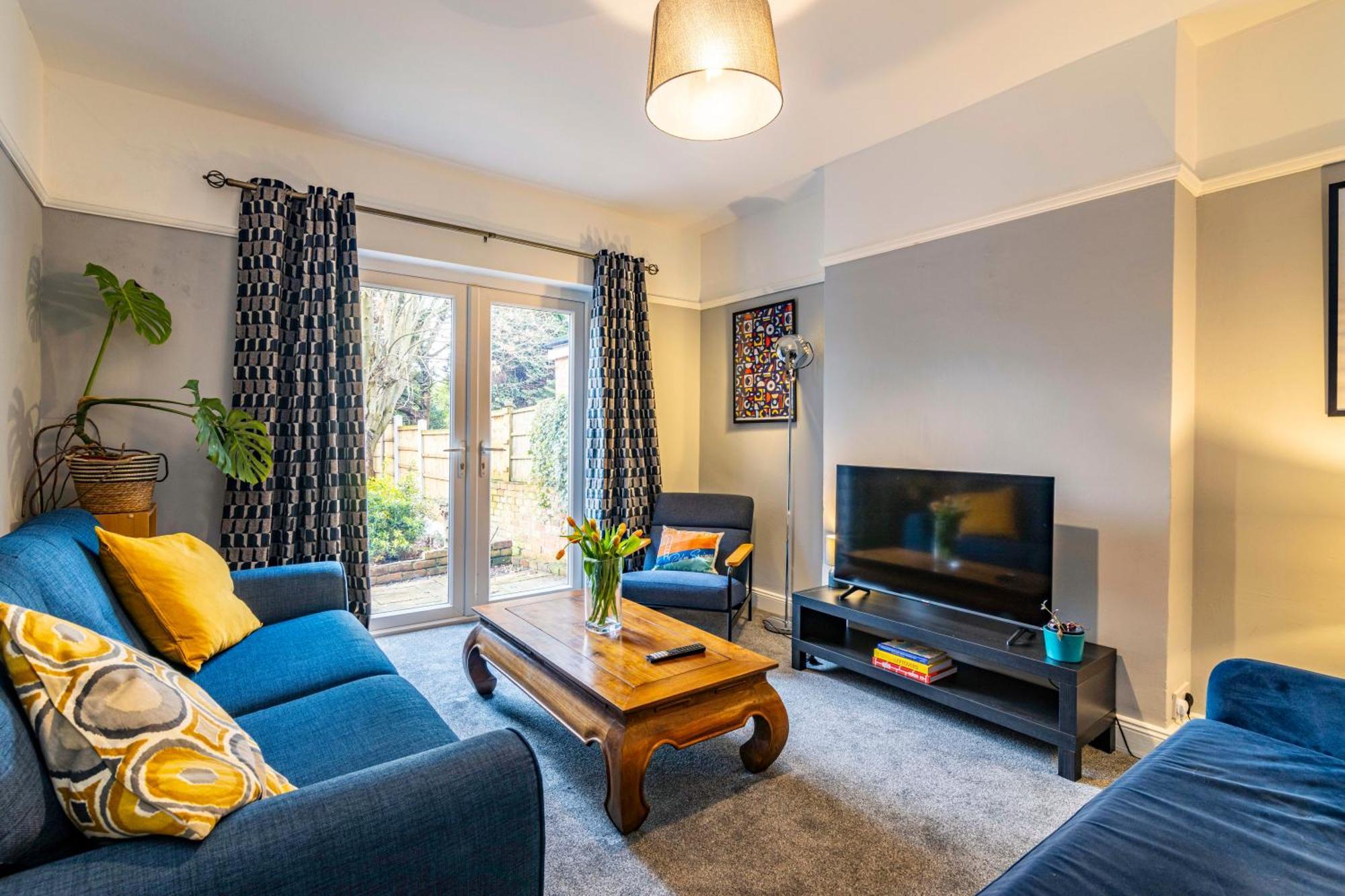 Villa Lovely 4bdr Home- Off Street Parking Sleeps 7 *