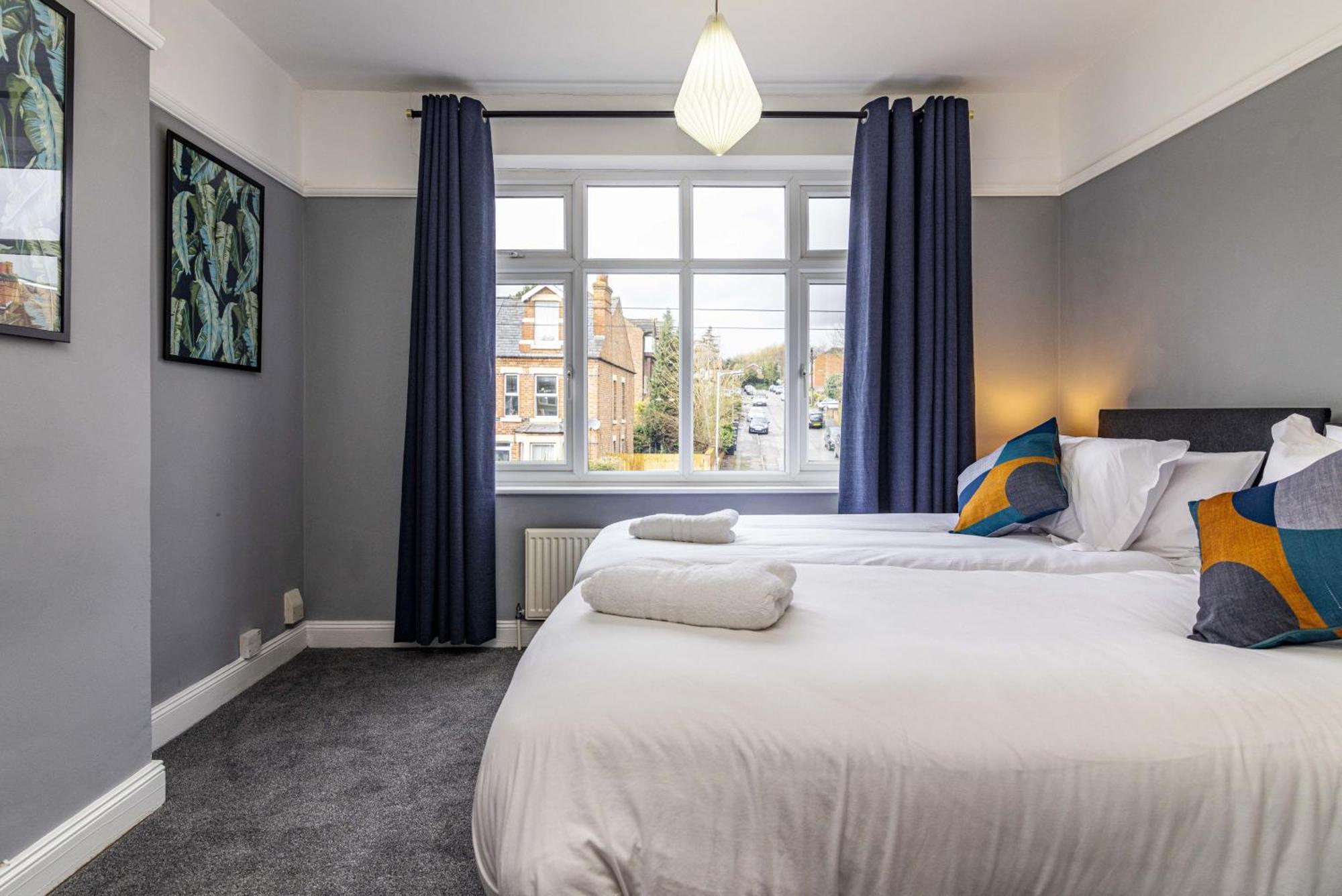 Lovely 4bdr Home- Off Street Parking Sleeps 7 Pousada *