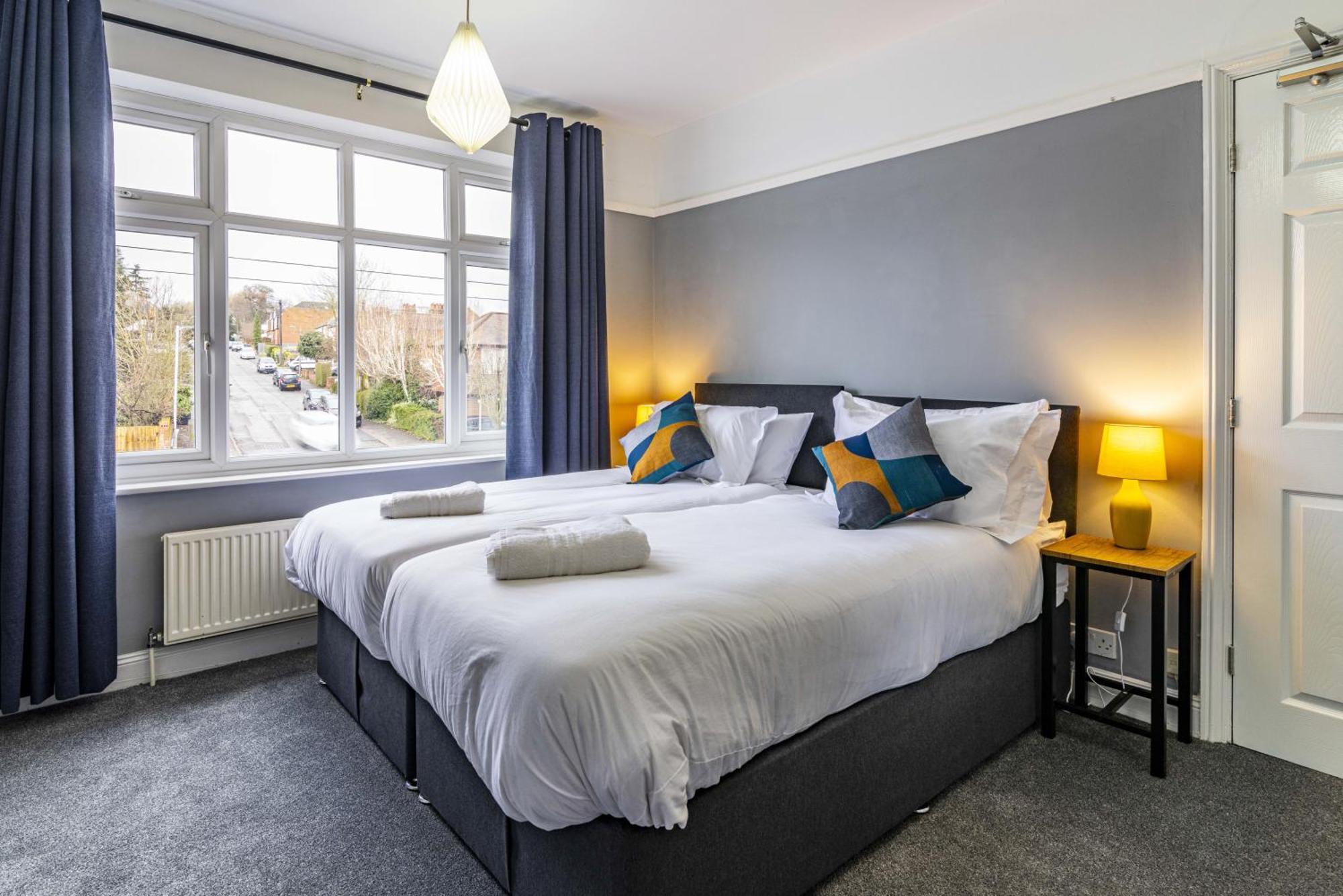 Lovely 4bdr Home- Off Street Parking Sleeps 7 Pousada *