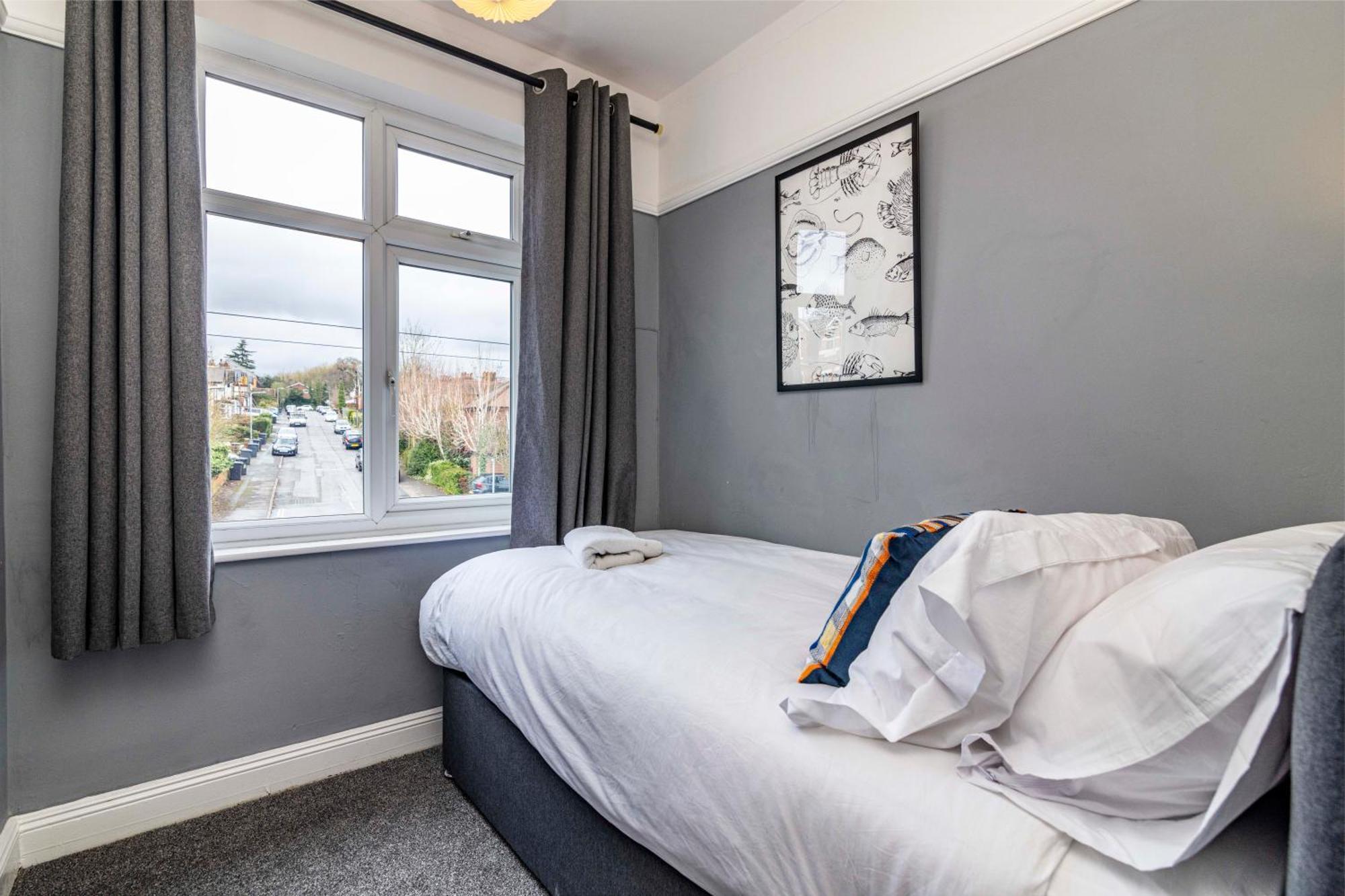 Lovely 4bdr Home- Off Street Parking Sleeps 7