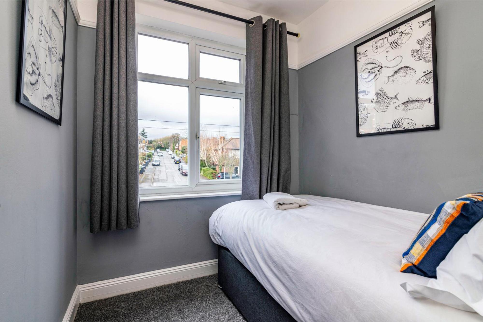 Lovely 4bdr Home- Off Street Parking Sleeps 7 Pousada