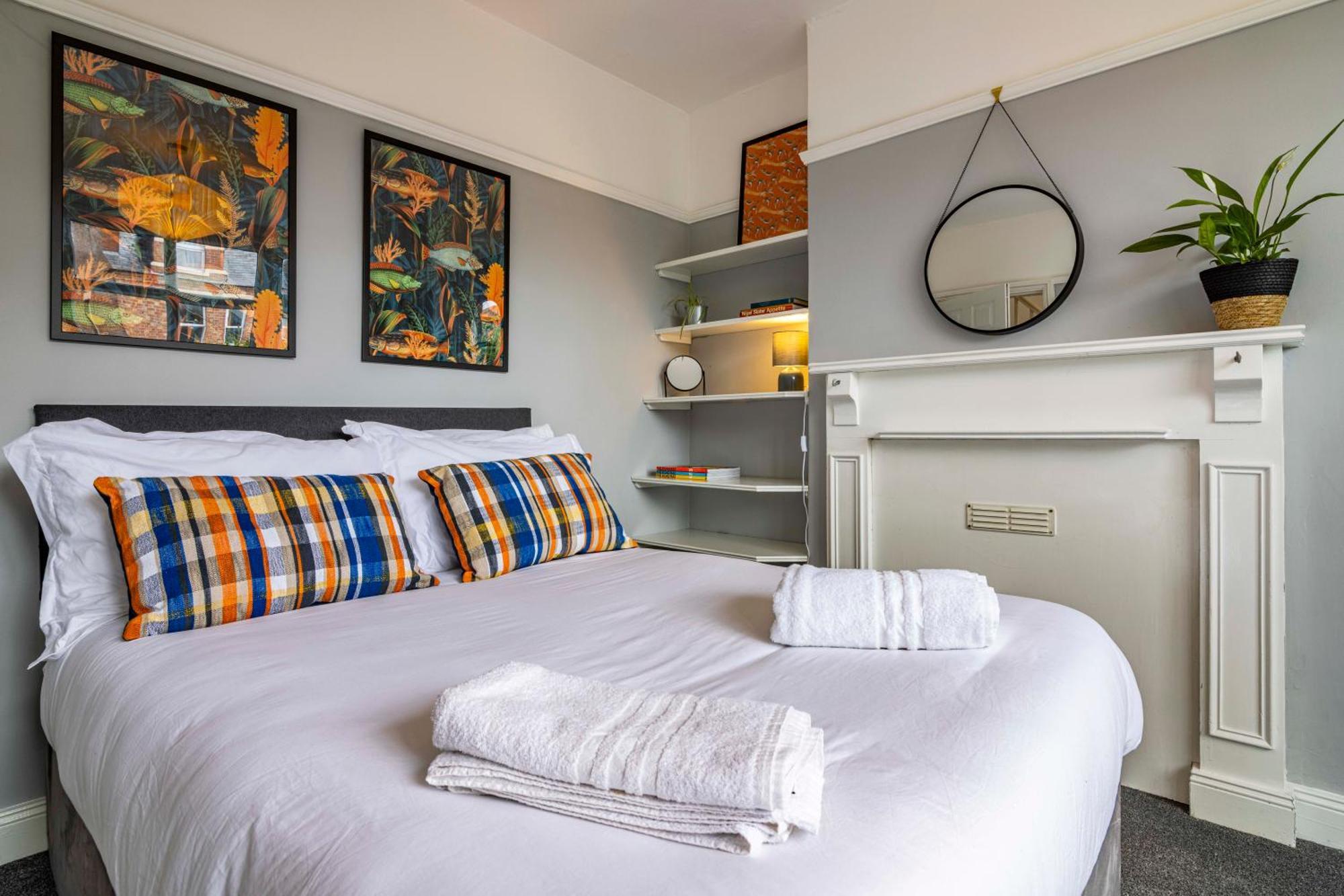 Lovely 4bdr Home- Off Street Parking Sleeps 7 Pousada *