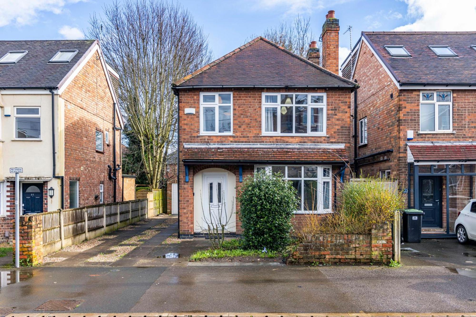 Villa Lovely 4bdr Home- Off Street Parking Sleeps 7 *