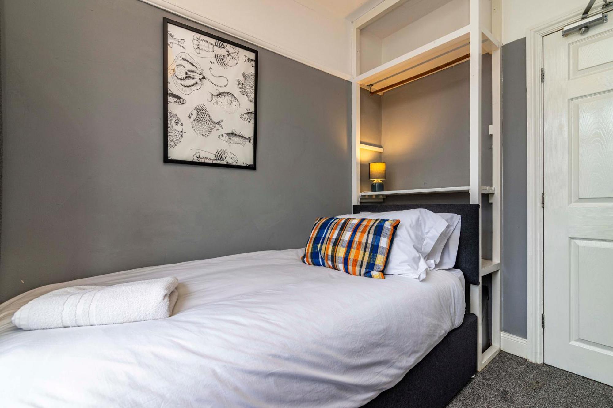 Lovely 4bdr Home- Off Street Parking Sleeps 7 Pousada