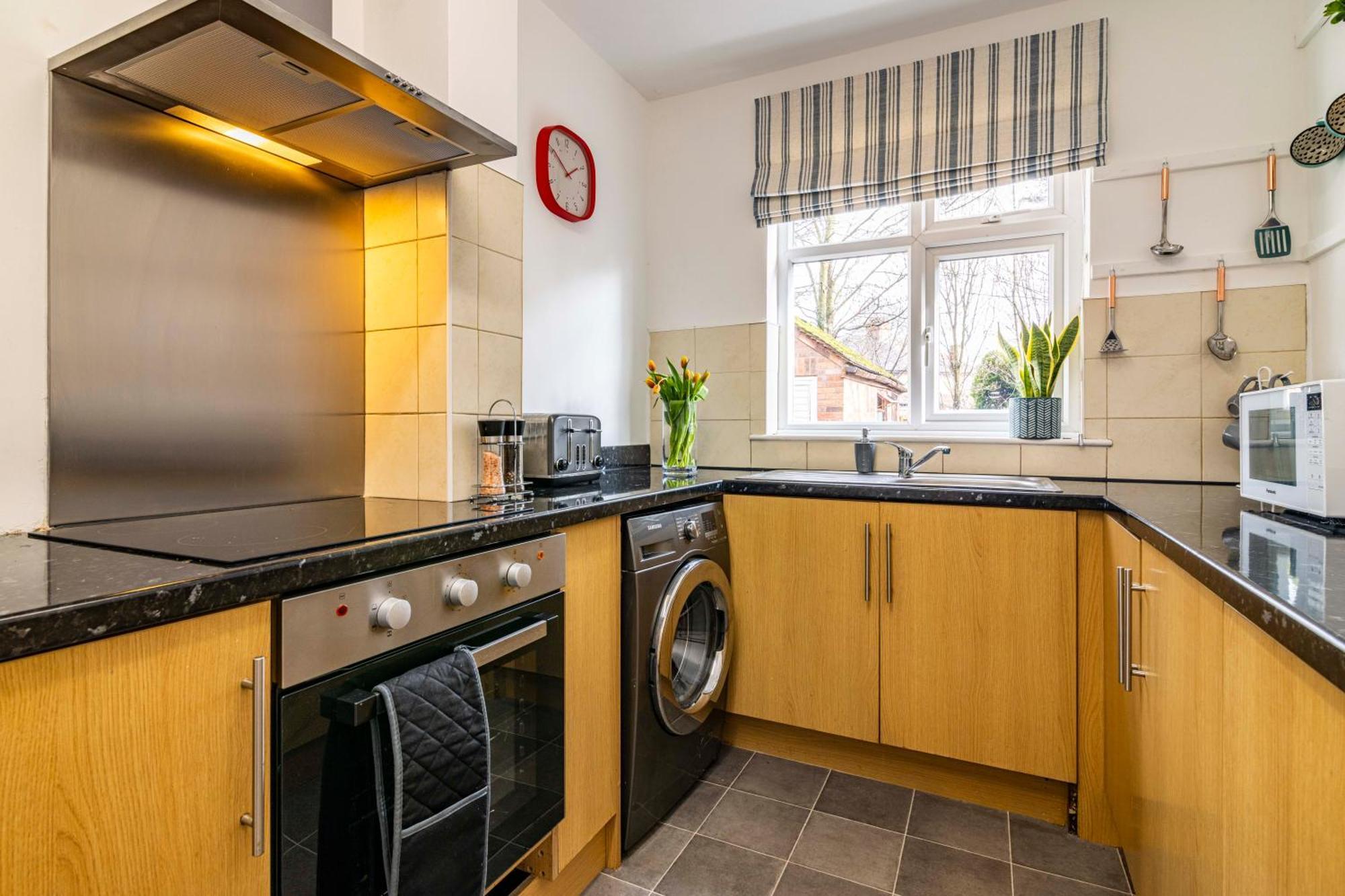 Lovely 4bdr Home- Off Street Parking Sleeps 7