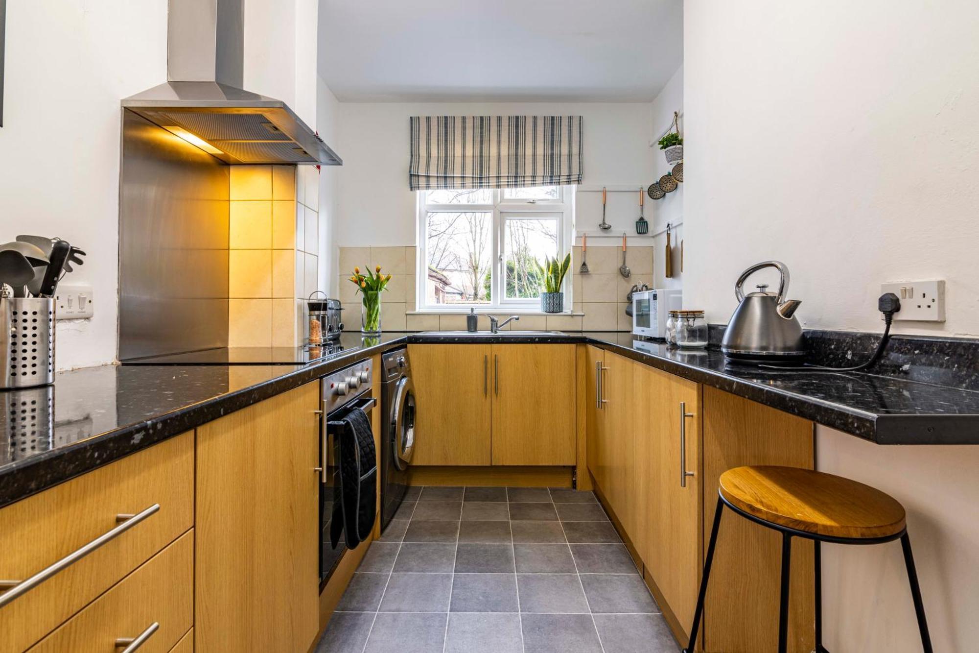 Lovely 4bdr Home- Off Street Parking Sleeps 7