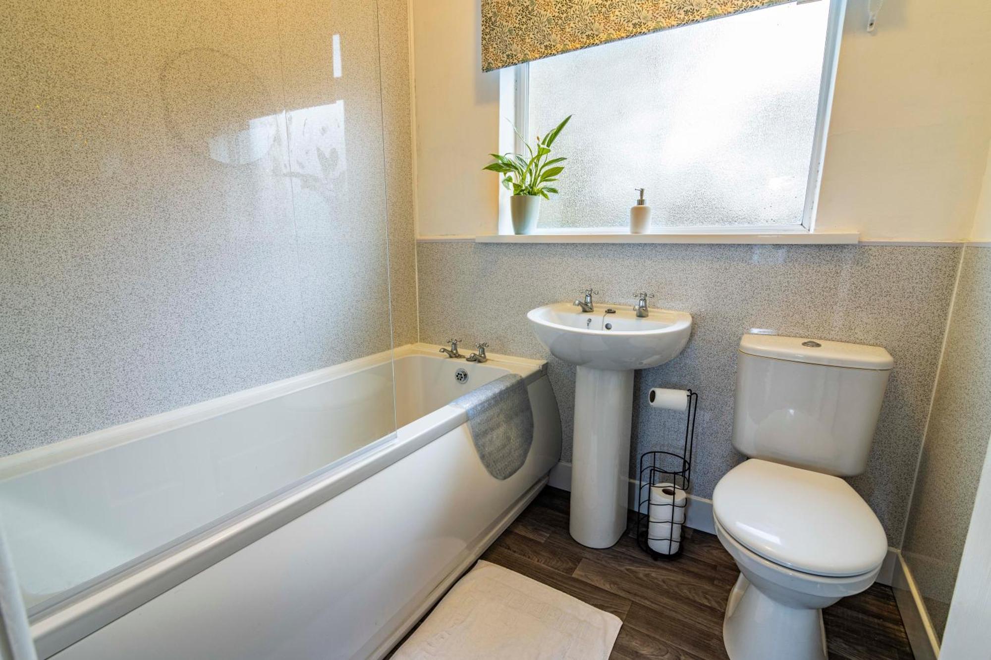 Lovely 4bdr Home- Off Street Parking Sleeps 7