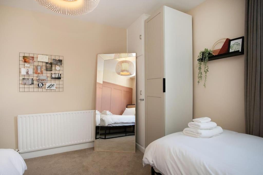 Stylish 4 Bed In W/parking * Nottingham