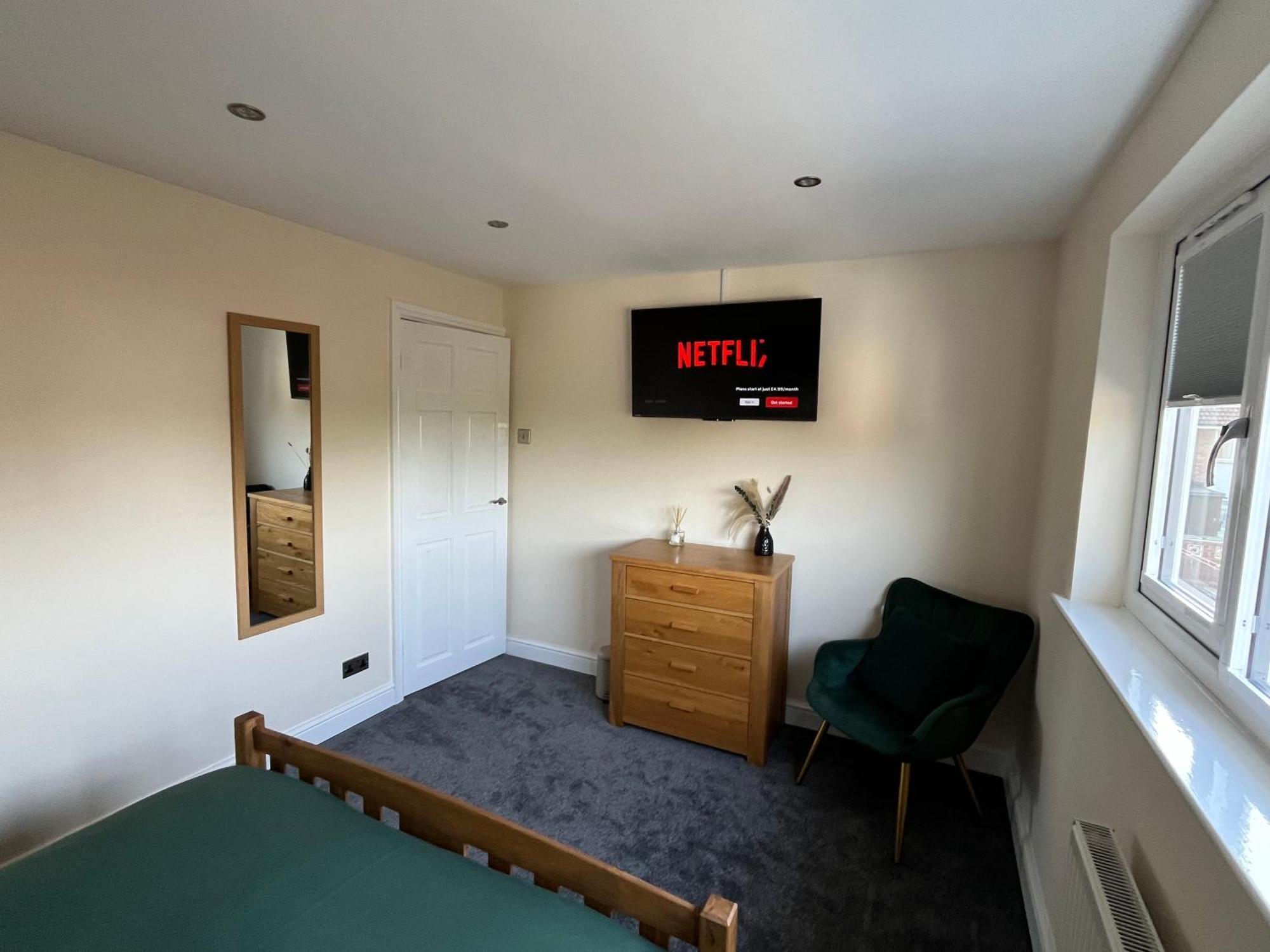 Wilford Charm Spacious 3br Retreat In