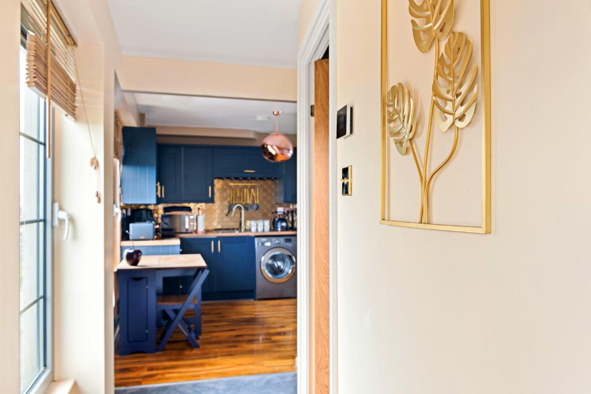 Luxurious 2 Bedroom + Free Parking Apartment *
