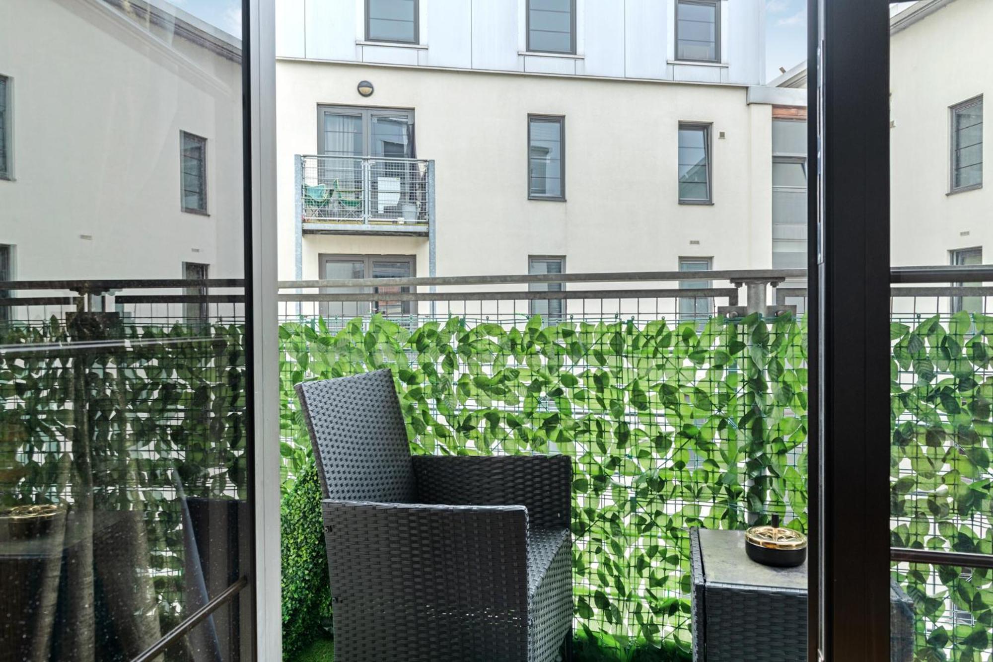 Luxurious 2 Bedroom + Free Parking *
