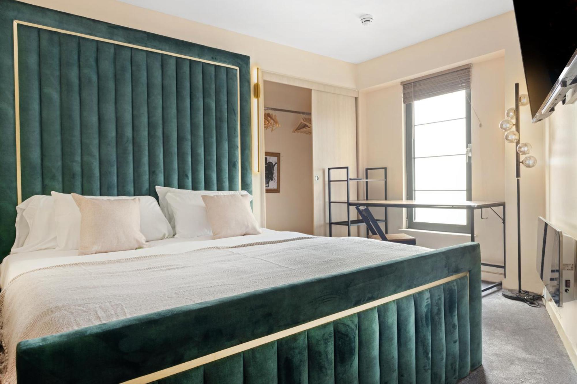 Luxurious 2 Bedroom + Free Parking