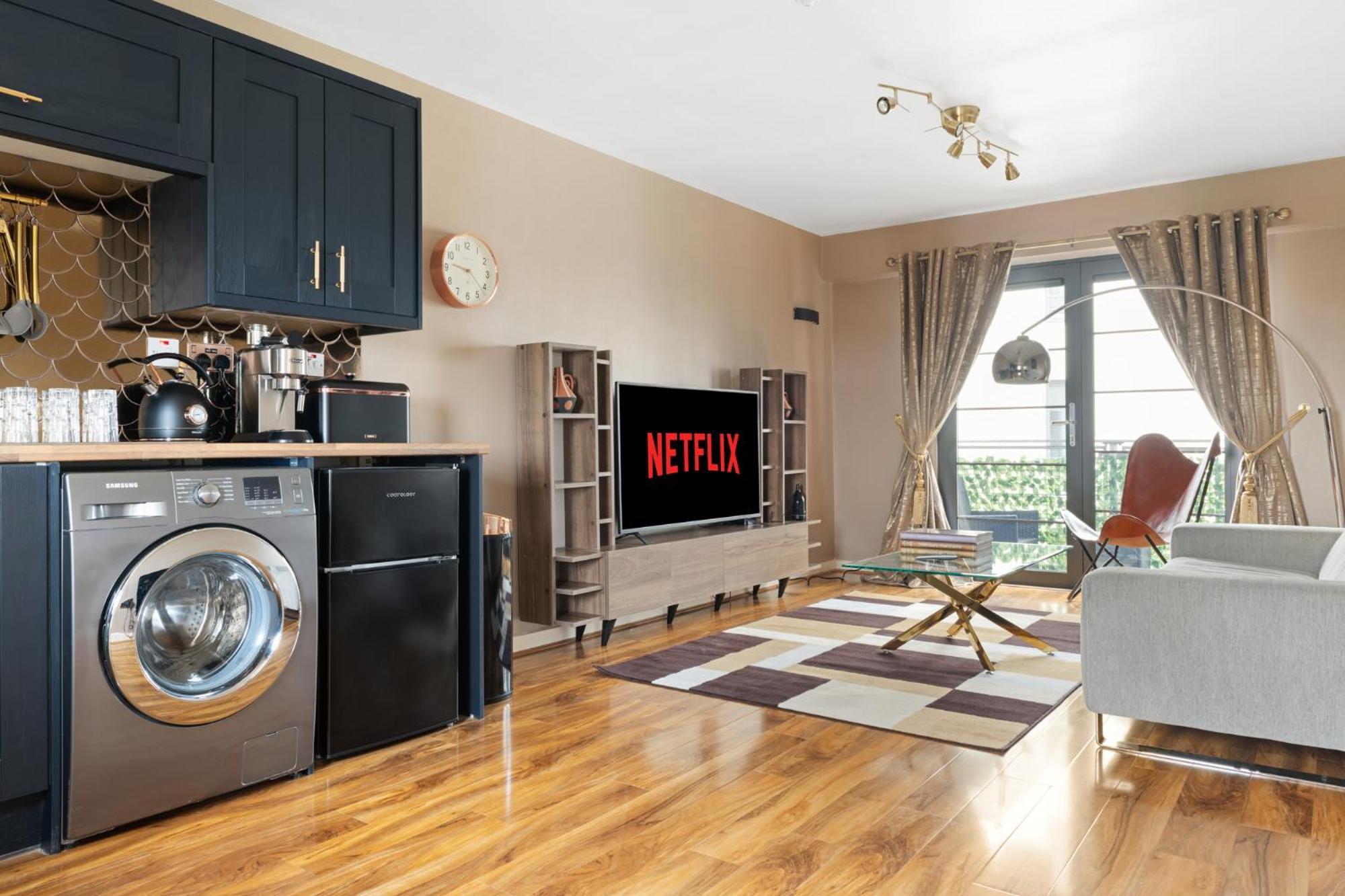 Luxurious 2 Bedroom + Free Parking Apartment *
