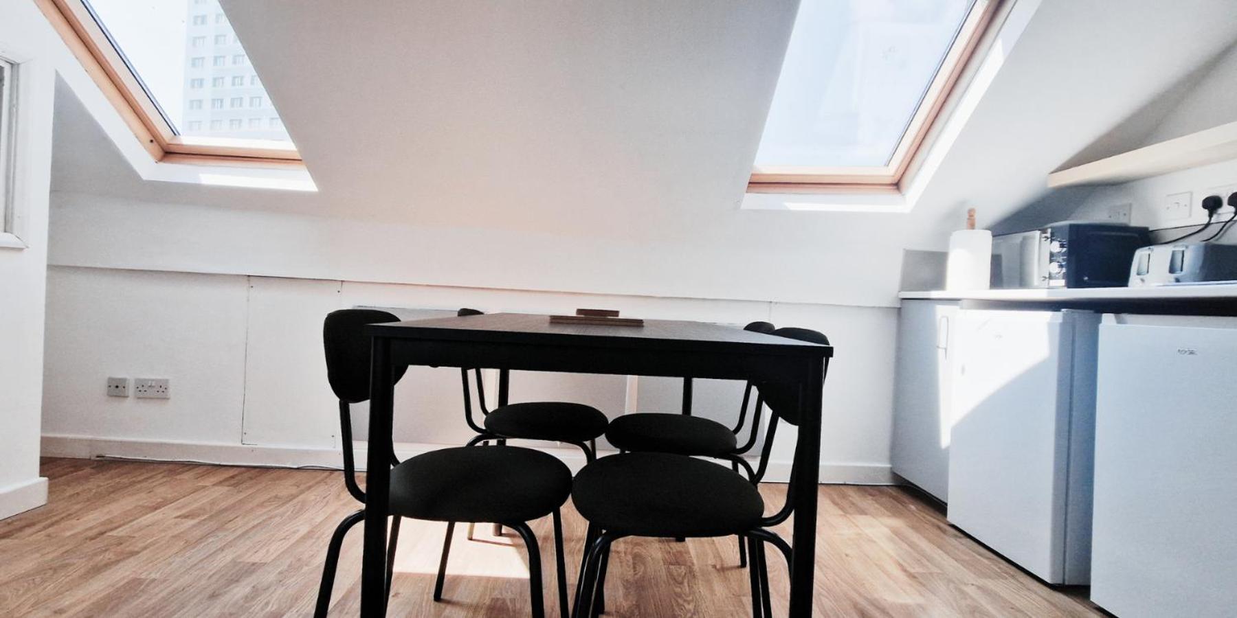 Apartamento Large In Modern House Near