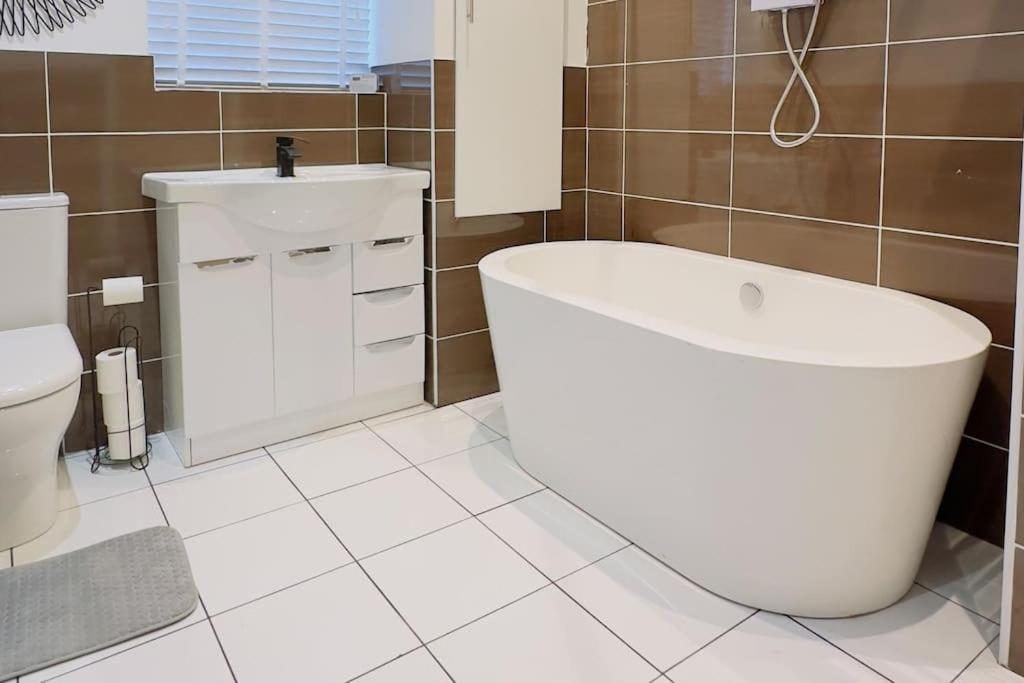 Blue Room, Stylish Near Centre Apartment *