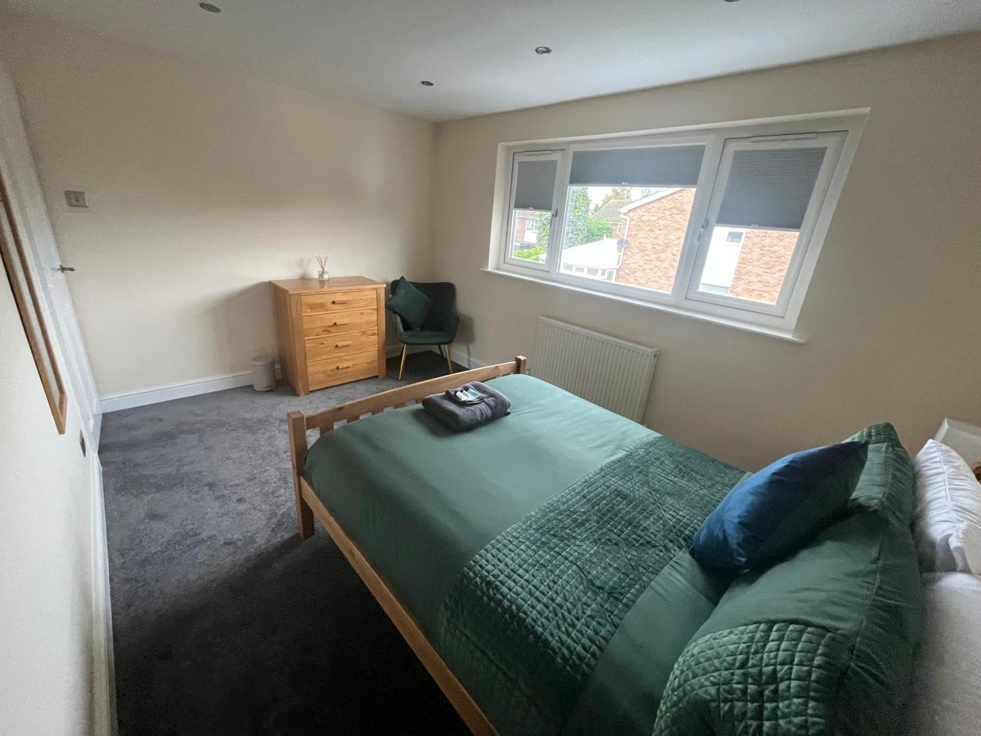 Wilford Charm Spacious 3br Retreat In