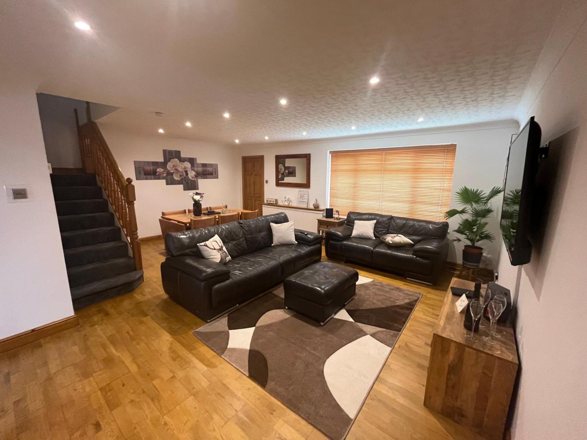 Wilford Charm Spacious 3br Retreat In Holiday home *