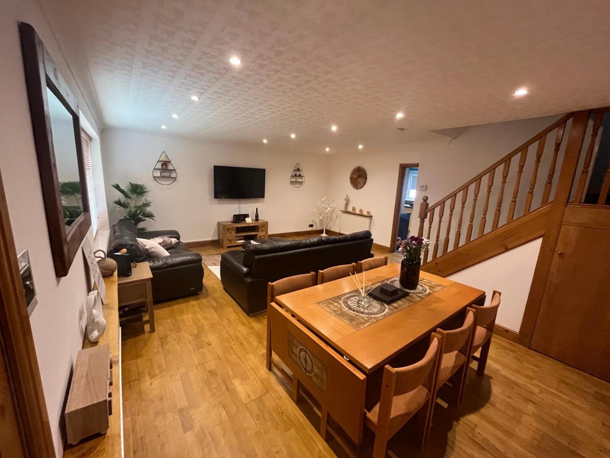 Wilford Charm Spacious 3br Retreat In Holiday home *
