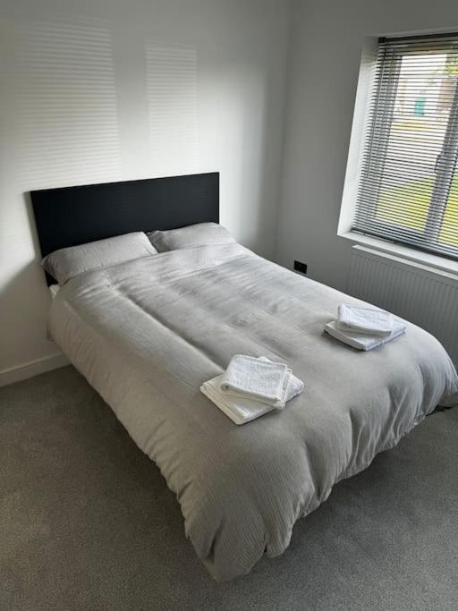 Villa Brand New 4 Bed Deluxe Modern - Sleeps 9 - Private Parking & Garden
