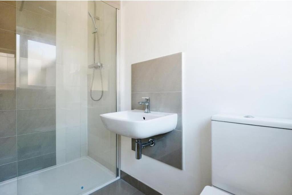 Villa Brand New 4 Bed Deluxe Modern - Sleeps 9 - Private Parking & Garden *