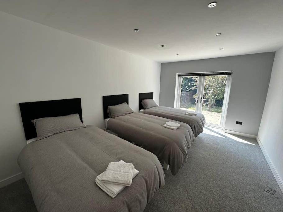 Brand New 4 Bed Deluxe Modern - Sleeps 9 - Private Parking & Garden Nottingham