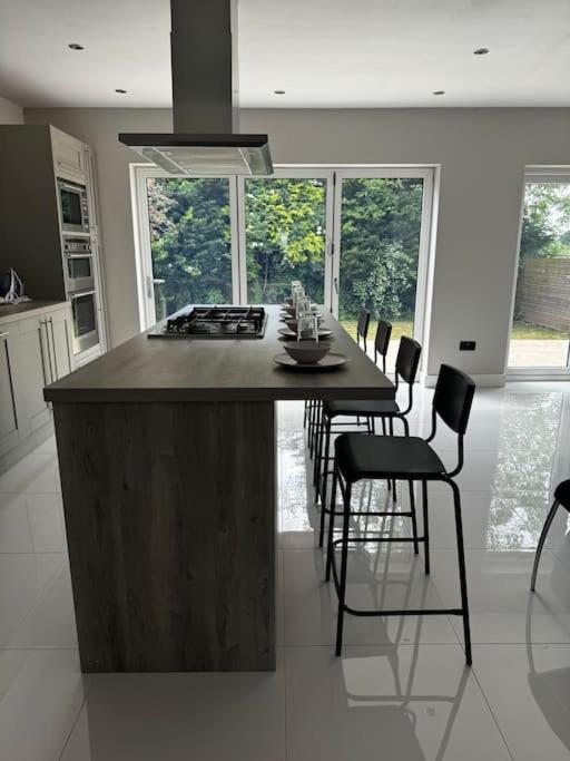 Brand New 4 Bed Deluxe Modern - Sleeps 9 - Private Parking & Garden Villa Nottingham