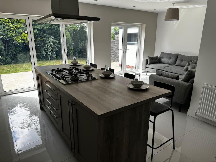 Villa Brand New 4 Bed Deluxe Modern - Sleeps 9 - Private Parking & Garden Nottingham