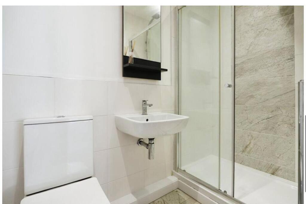 Brand New 4 Bed Deluxe Modern - Sleeps 9 - Private Parking & Garden *