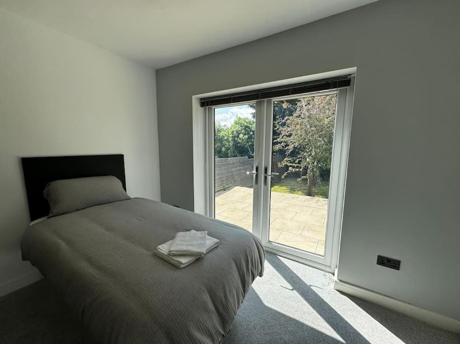 Brand New 4 Bed Deluxe Modern - Sleeps 9 - Private Parking & Garden