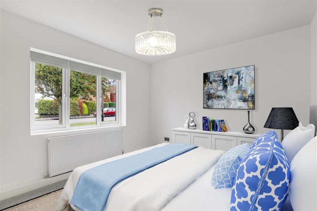 Brand New 4 Bed Deluxe Modern - Sleeps 9 - Private Parking & Garden Villa *