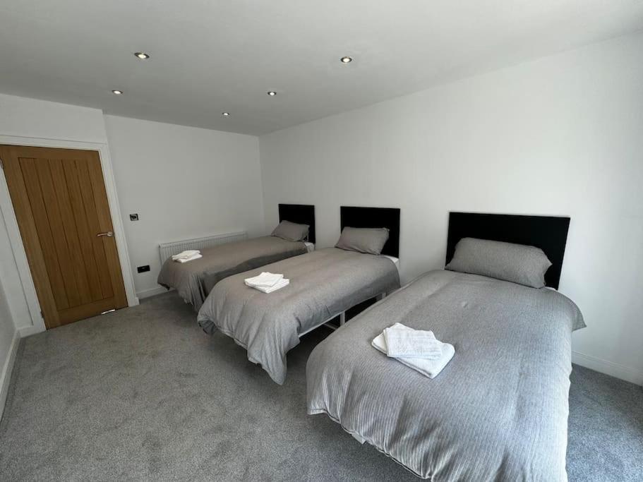 Brand New 4 Bed Deluxe Modern - Sleeps 9 - Private Parking & Garden *