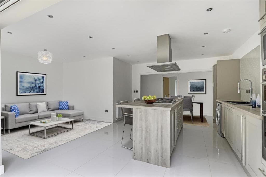 Brand New 4 Bed Deluxe Modern - Sleeps 9 - Private Parking & Garden Villa *