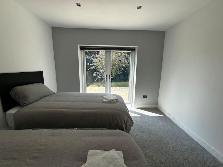 Villa Brand New 4 Bed Deluxe Modern - Sleeps 9 - Private Parking & Garden *