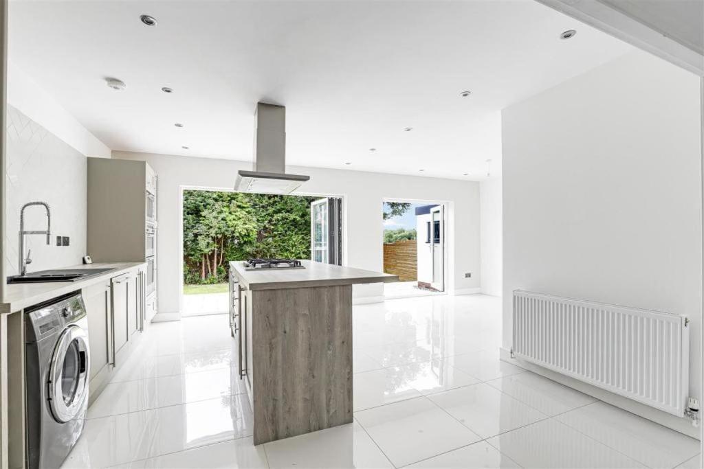 Brand New 4 Bed Deluxe Modern - Sleeps 9 - Private Parking & Garden Pousada Nottingham