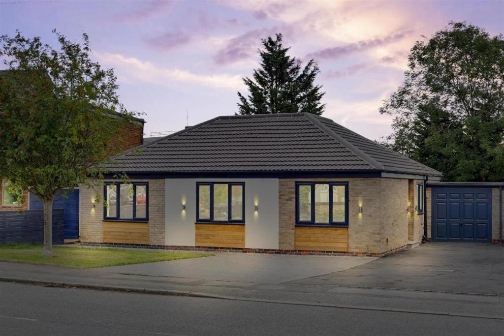 Brand New 4 Bed Deluxe Modern - Sleeps 9 - Private Parking & Garden Villa Nottingham